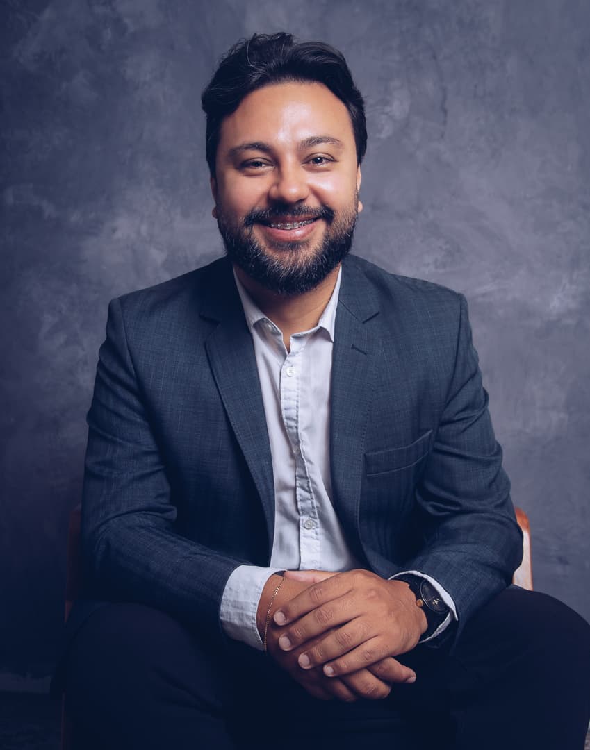 Retrato profissional do Dr. Roger Vasconcellos sentado