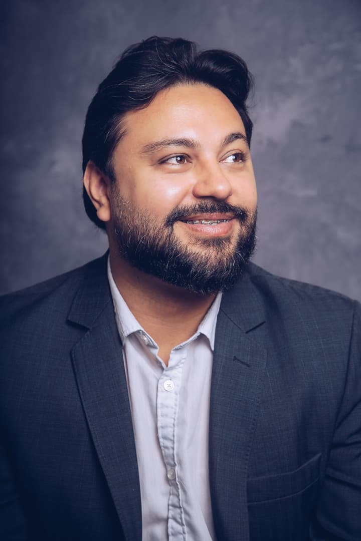 Retrato profissional do Dr. Roger Vasconcellos sorrindo